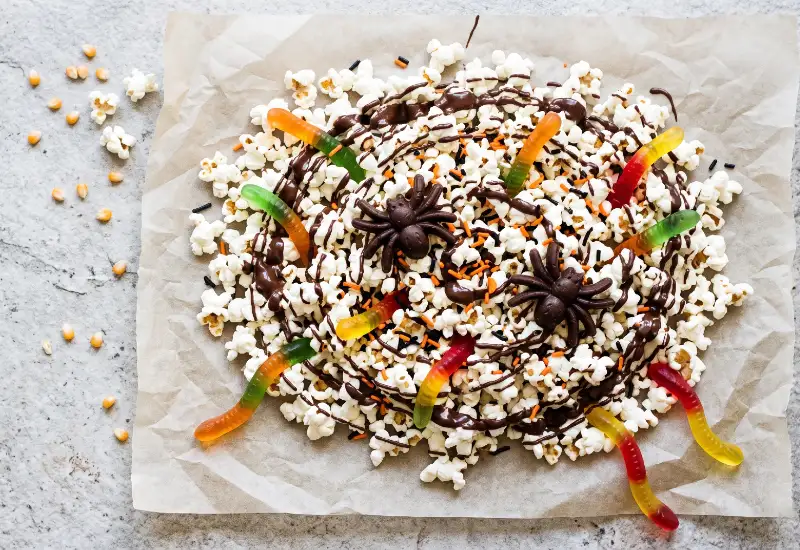 Recette de popcorn Halloween Araign&eacute;es et vers de terre bonbons